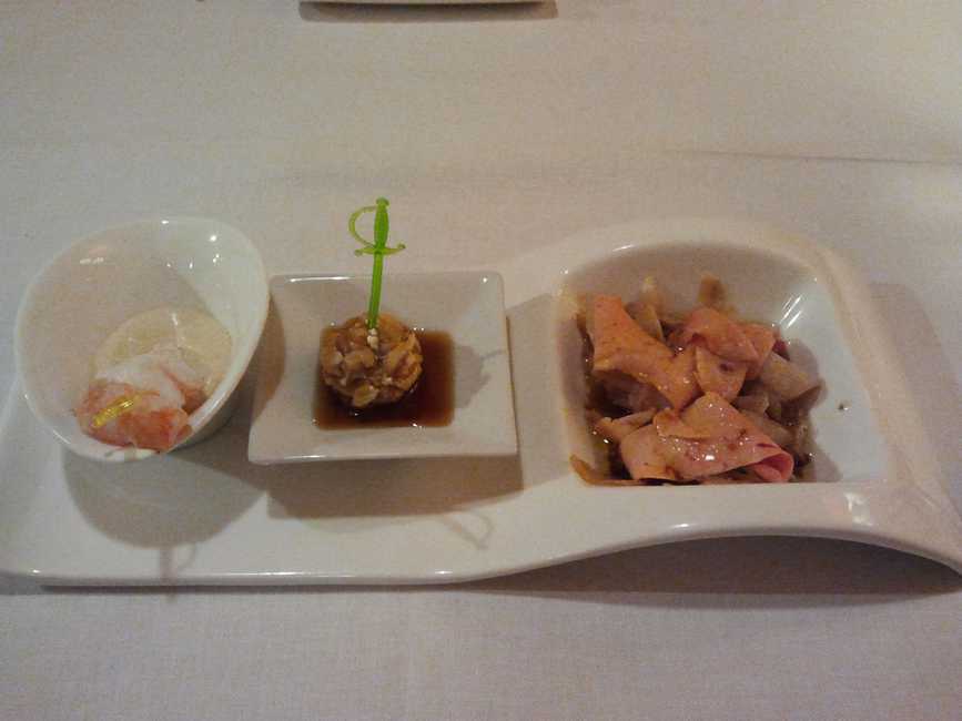 Restaurante El Palacio de Tanos Carpaccio de boletus y foie, crema de queso y nueces y langostino en salsa salpicón.